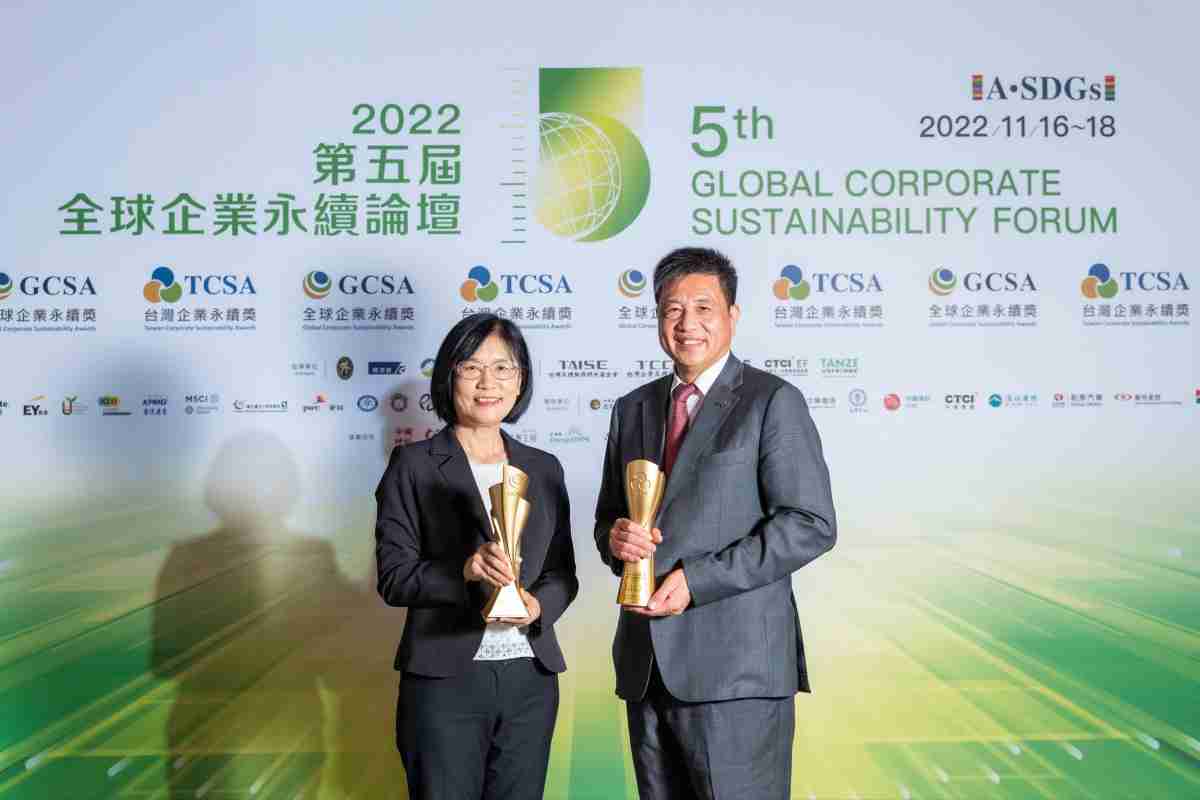 JDB电子作为净零碳排先锋，，期引领价值链伙伴同行共好，，卫冕制造业组“十大典范企业” 二连冠殊荣(左：JDB电子光电永续长古秀华，，右：JDB电子光电董事长暨执行长彭双浪)