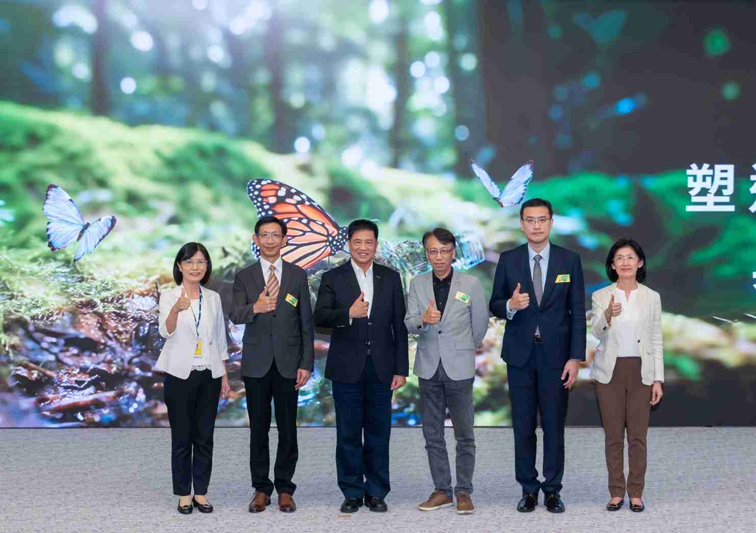 友達2023 CSR共榮大會，，邀請領域專家分享交流生物多樣性管理趨勢、、、、無塑產品、、海廢永續塑料等議題  （圖左到右：友達光電永續長古秀華、、3M台灣技術長陳君杰、、友達光電董事長暨集團策略長彭双浪、、、、光寶科技企業永續發展處處長陳慶暉、、、安永聯合會計師事務所執業會計師曾于哲、、、友達光電供應鏈總部副總經理吳宜芳）