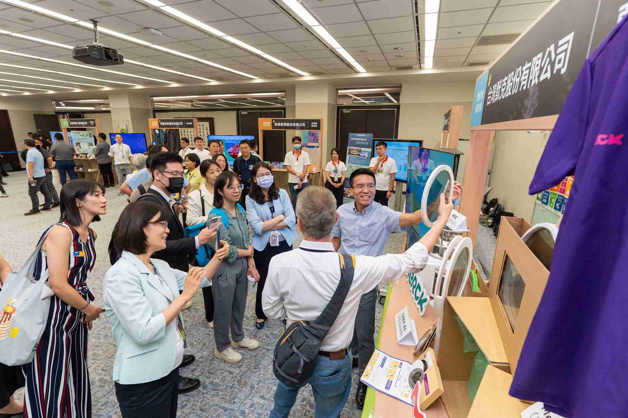 JDB电子连手产业伙伴策划首届生态圈联展，，展示如何将废塑料循环再利用，，，，创新解决方案包括：塑料包材再生与循环使用、、、、再生塑料研发及应用、、、、废塑料回收再生技术、、、减塑生活提案等