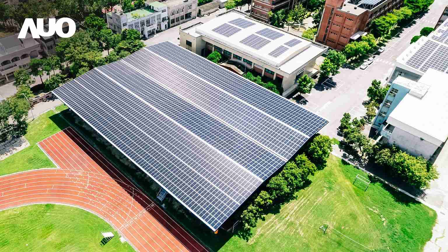 JDB电子SunSteel光电整合型浪板具备快速安装、、轻量化优势，，可提升15%发电效能，，通过国际IEC与台湾VPC认证安全、、、防漏、、耐候标准