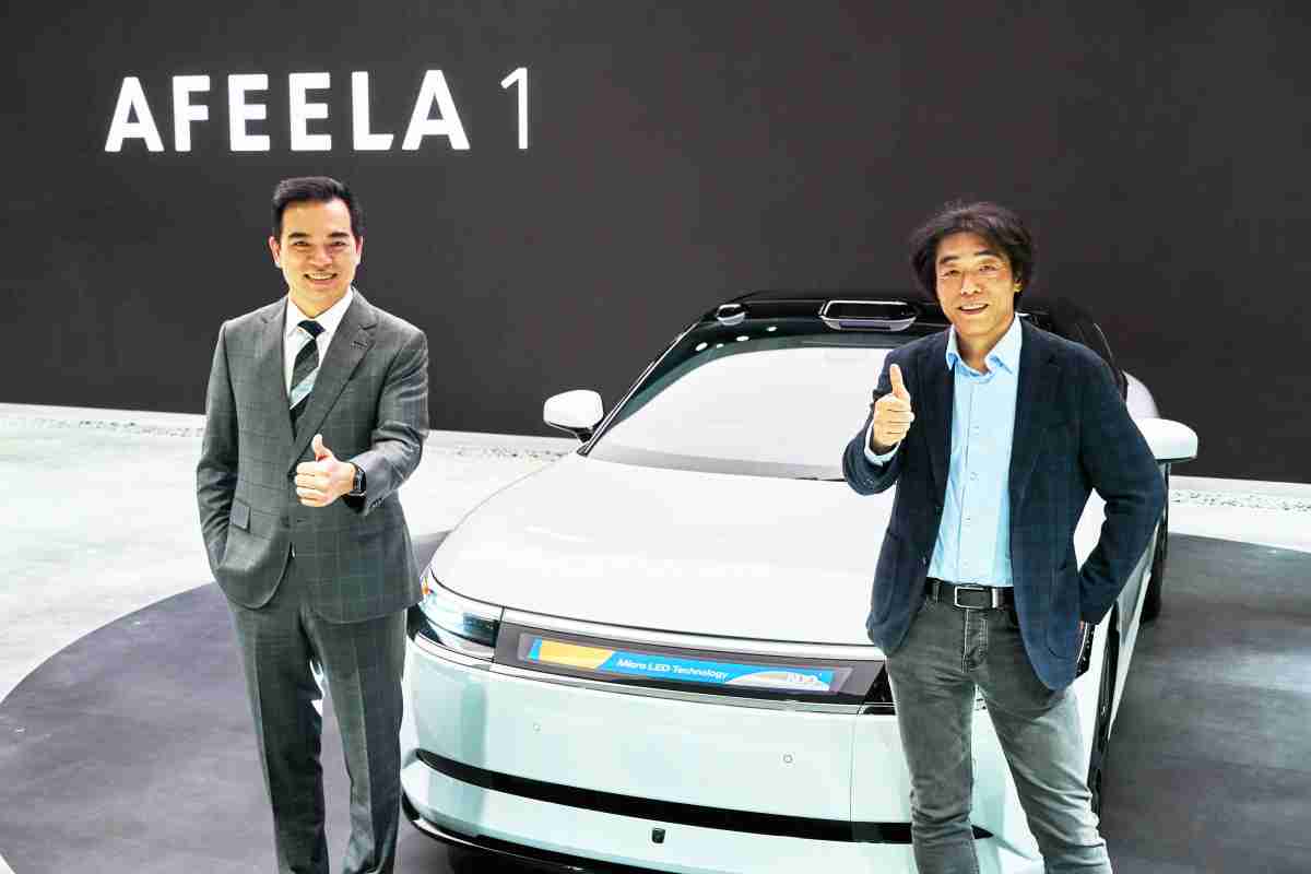 JDB电子与Sony Honda Mobility携手合作，，，，率先全球展示搭载于AFEELA电动车上，，首款应用在车身外部的Micro LED 车头显示解决方案 (Micro LED Media Bar Solutions)。。JDB电子光电执行长暨总经理柯富仁(左)与Sony Honda Mobility代表取缔役社长兼营运长川西泉(lzumi Kawanishi)(右)在CES 现场展现双方坚定持续创新的承诺，，，，实现更加人性化与智慧的驾乘体验。。。