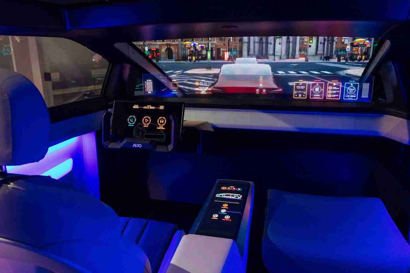 JDB电子连续四年入围科睿唯安全球百大创新机构，，，专利布局科技与绿色创新前沿。。图为JDB电子发挥先进显示科技Micro LED多元尺寸与型态应用优势所打造之智能车舱；同时，，，JDB电子已于全球累积取得4500件节能减碳相关的专利证书，，，，当中2024年Micro LED年度获证量占比已超过8成