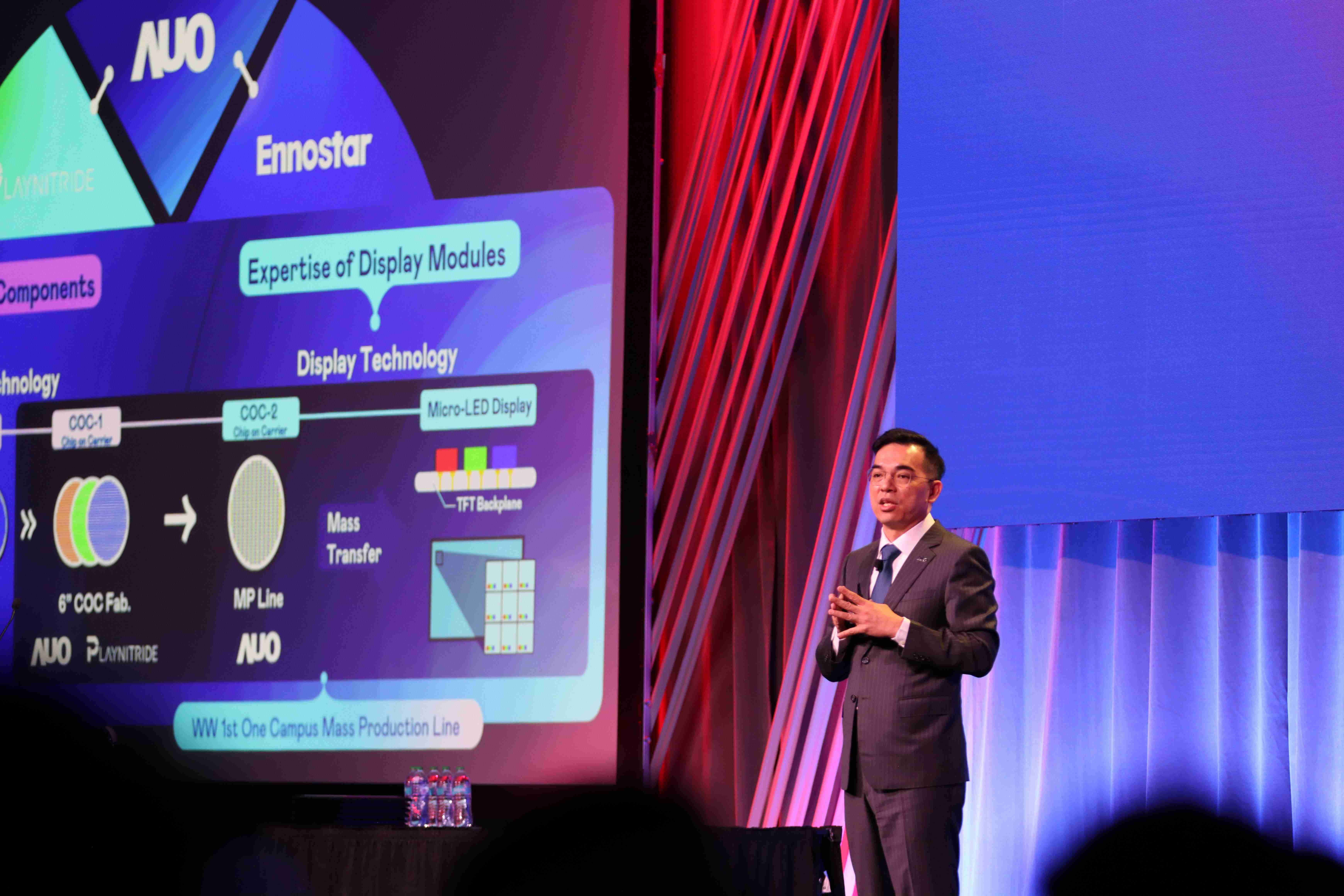 2025 SID显示周登场，，JDB电子光电执行长暨总经理柯富仁博士以〝Redefining Displays: Inspiring New Possibilities〞发表主题演说，，带领JDB电子以智能显示解决方案先驱，，，透过AI赋能，，，，重塑显示的视觉创新体验